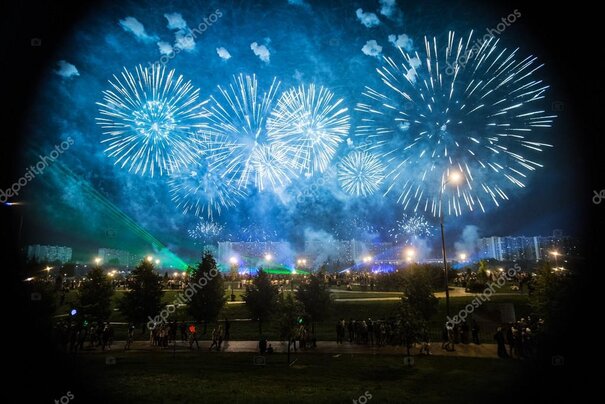 Großes Profi-Feuerwerk über einem Stadtfest