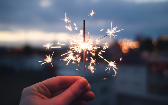 Silvesterfeuerwerk über einer Stadt mit sicherem Abstand