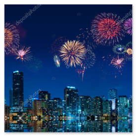 Silvesterfeuerwerk über Skyline