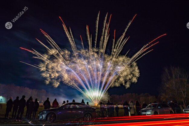 Großes Feuerwerk über einer Stadtveranstaltung