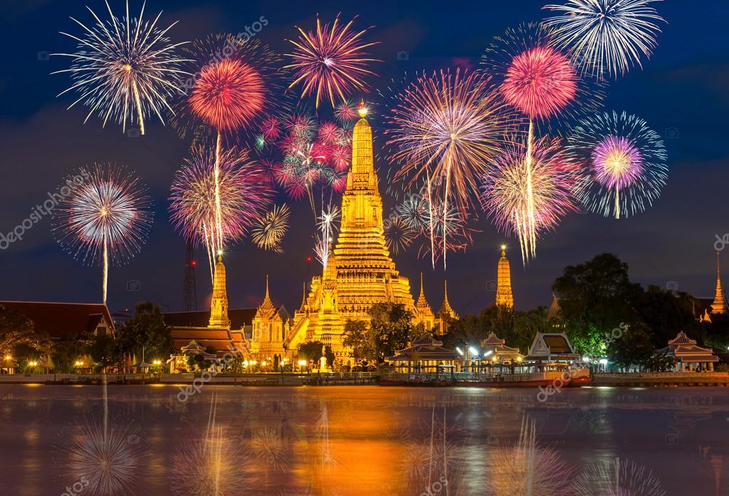 Silvesterfeuerwerk über einer Stadt