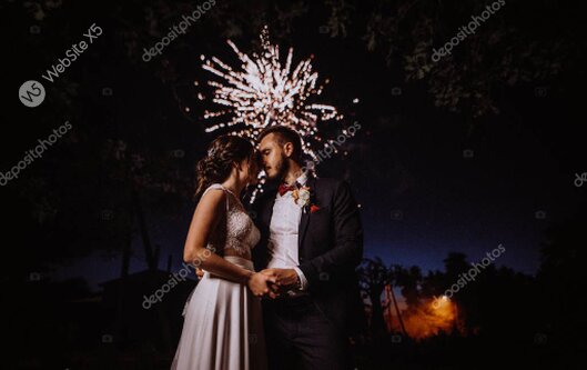 Brautpaar vor romantischem Feuerwerk