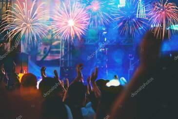 Feuerwerk synchron zur Musik am Nachthimmel