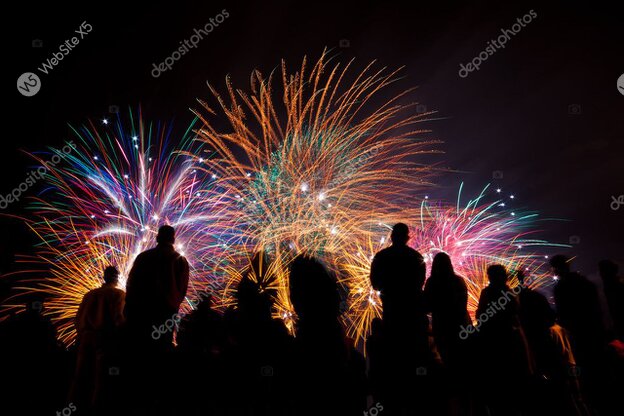 Silvesterfeuerwerk über der Stadt