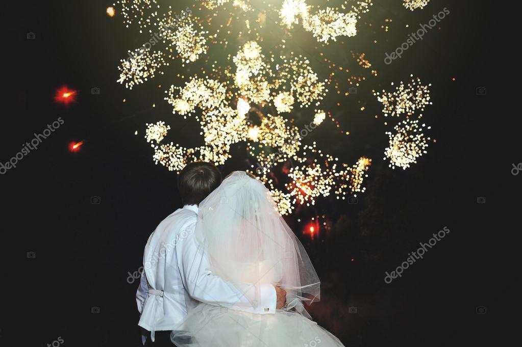 Romantisches Hochzeitsfeuerwerk über dem Paar